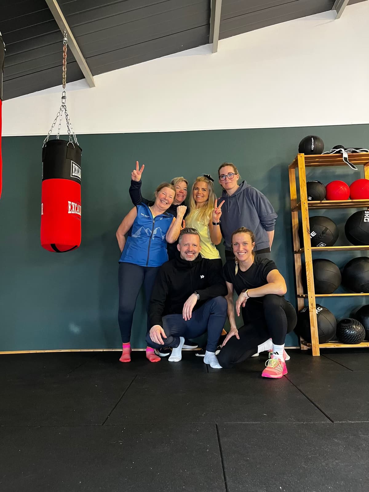 Lugn stretchingövning i grupp — fokus på välmående och balans